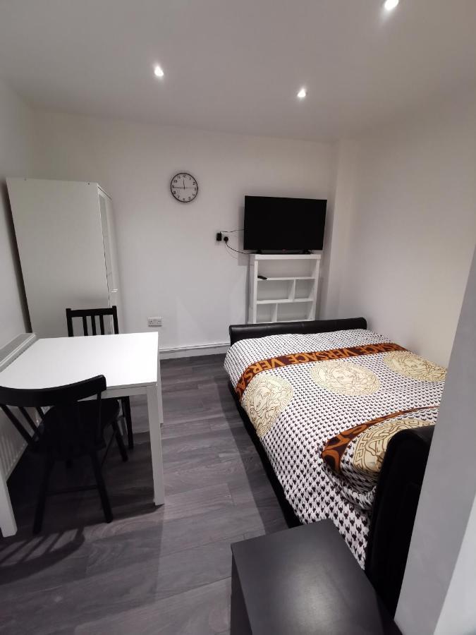 Studio Self Contained Double Bedroom Londres Exterior foto